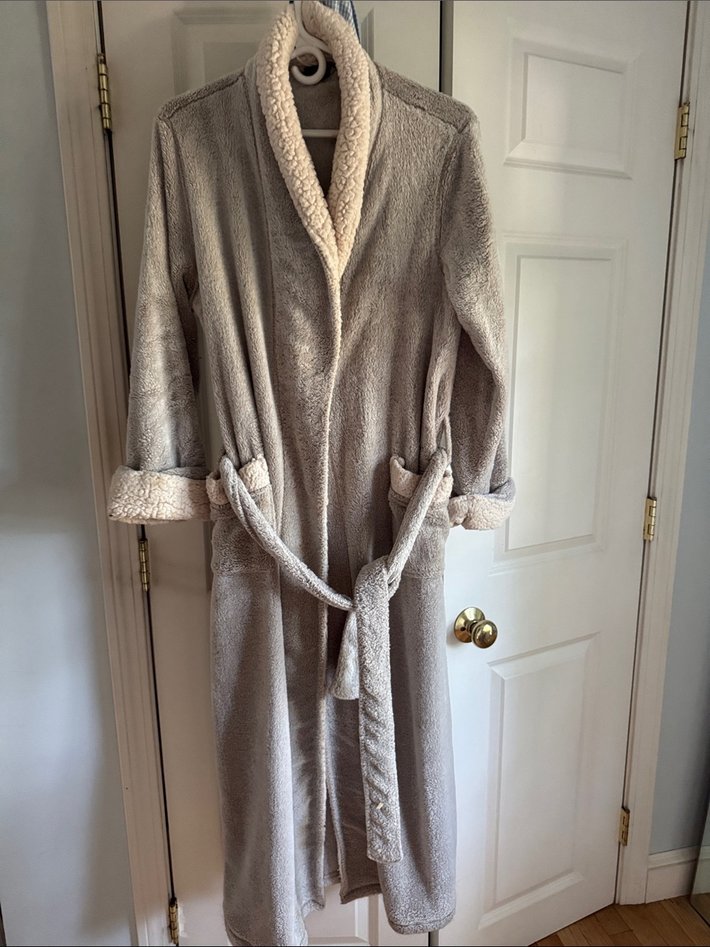 Natori Plush Shawl Collar Robe in Light Gray and Cream
